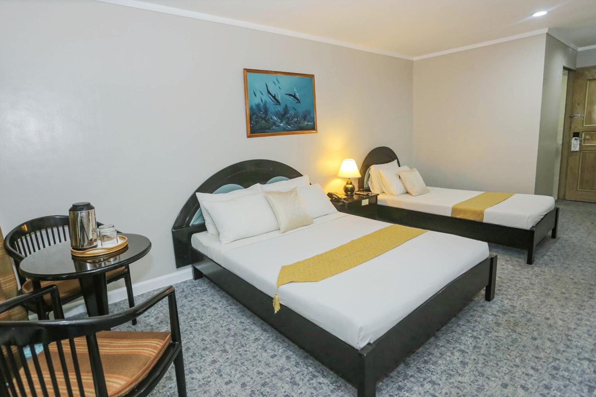 Holiday Plaza Hotel - Себу Экстерьер фото