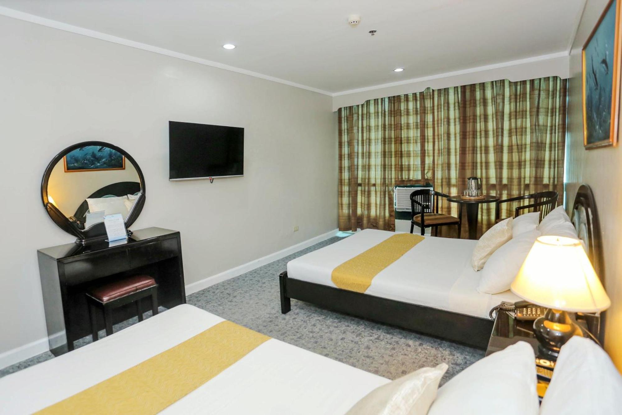 Holiday Plaza Hotel - Себу Экстерьер фото