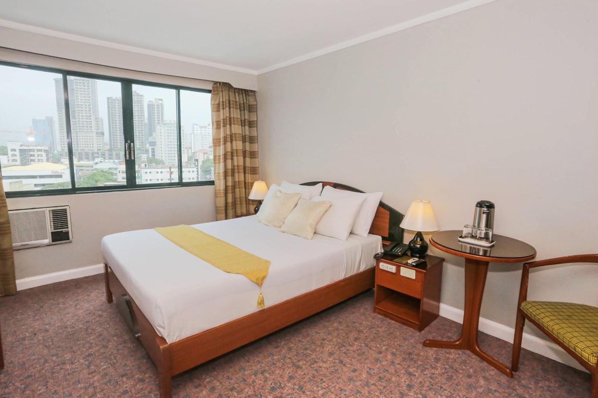Holiday Plaza Hotel - Себу Экстерьер фото