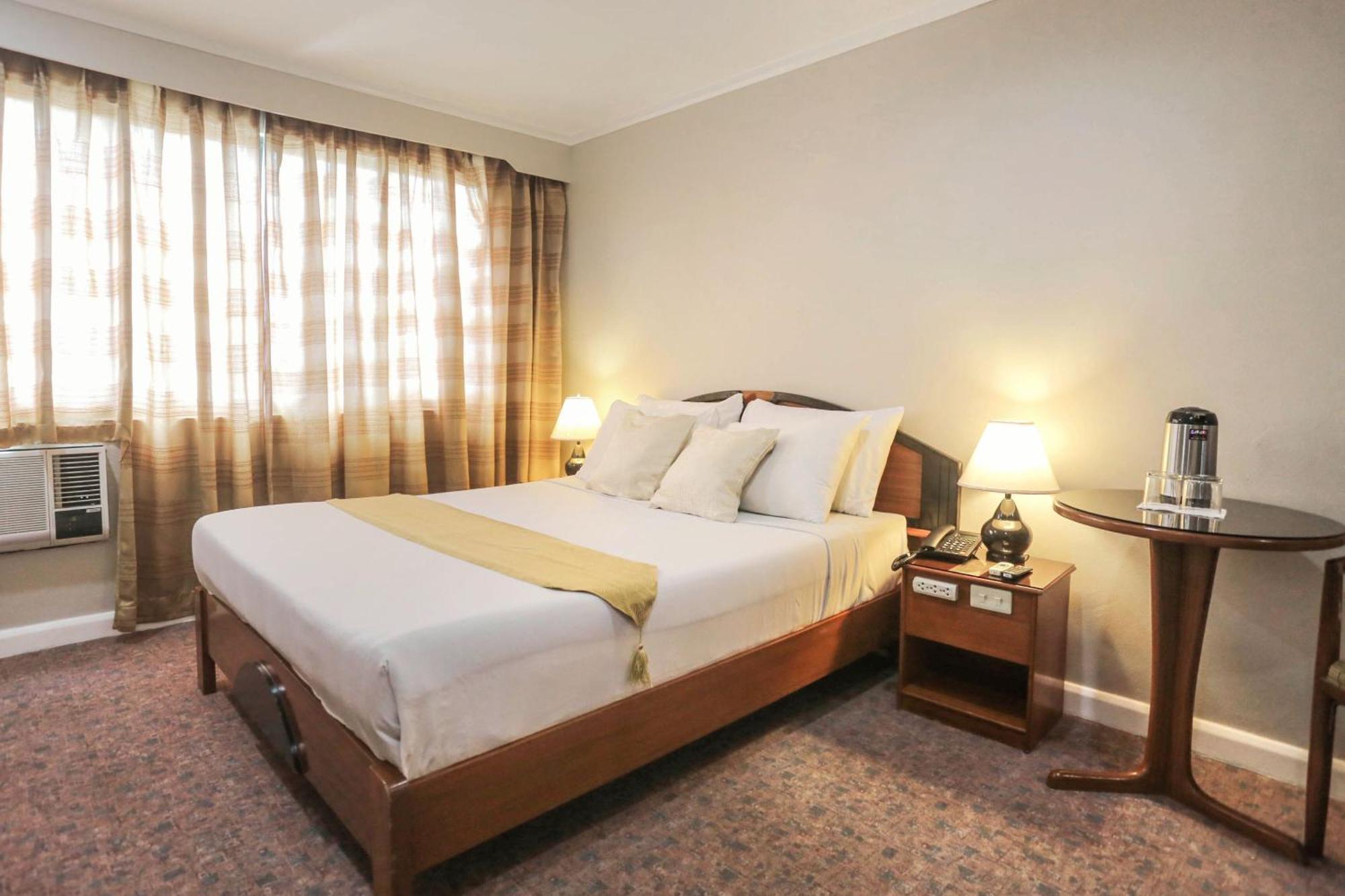 Holiday Plaza Hotel - Себу Экстерьер фото