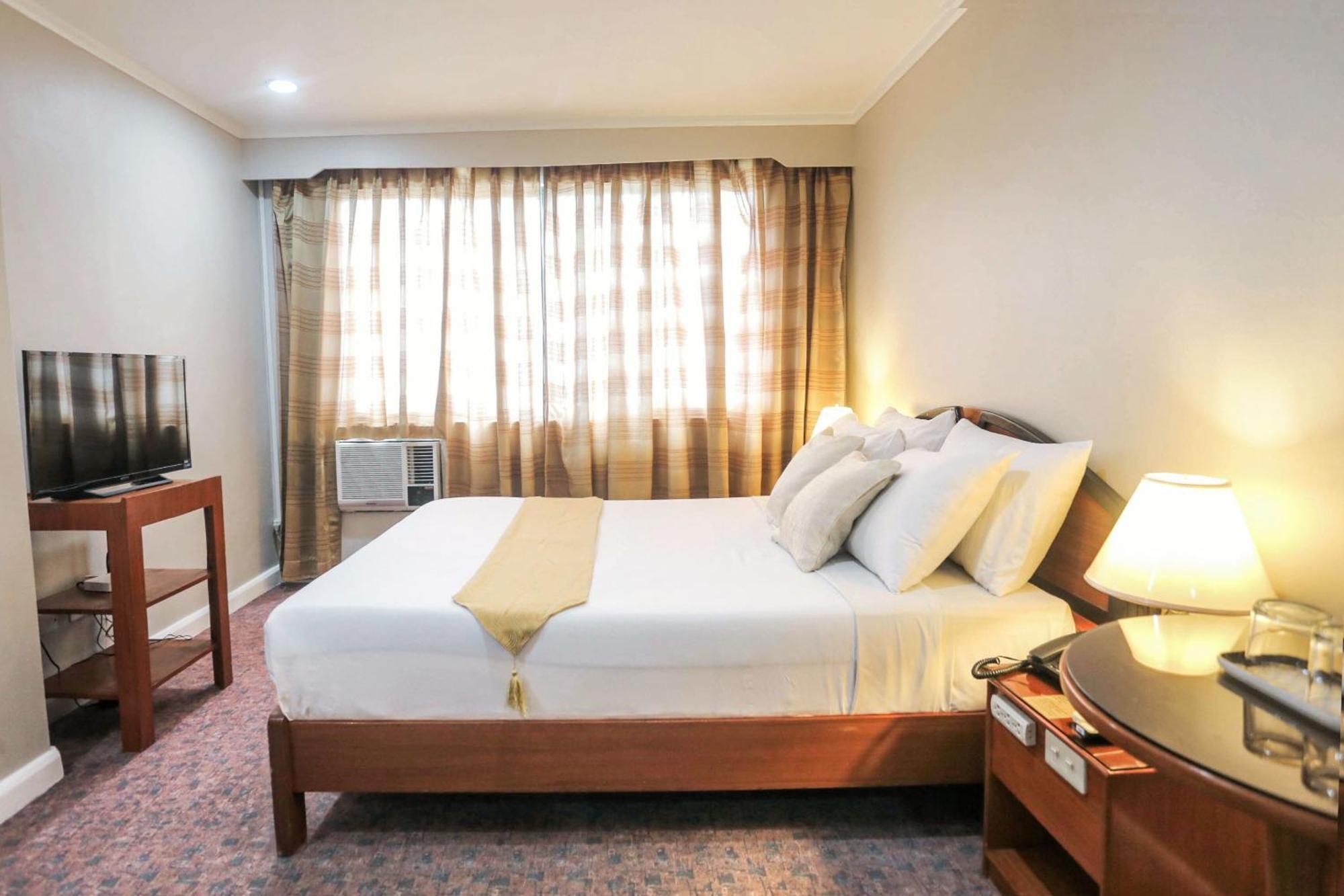 Holiday Plaza Hotel - Себу Экстерьер фото