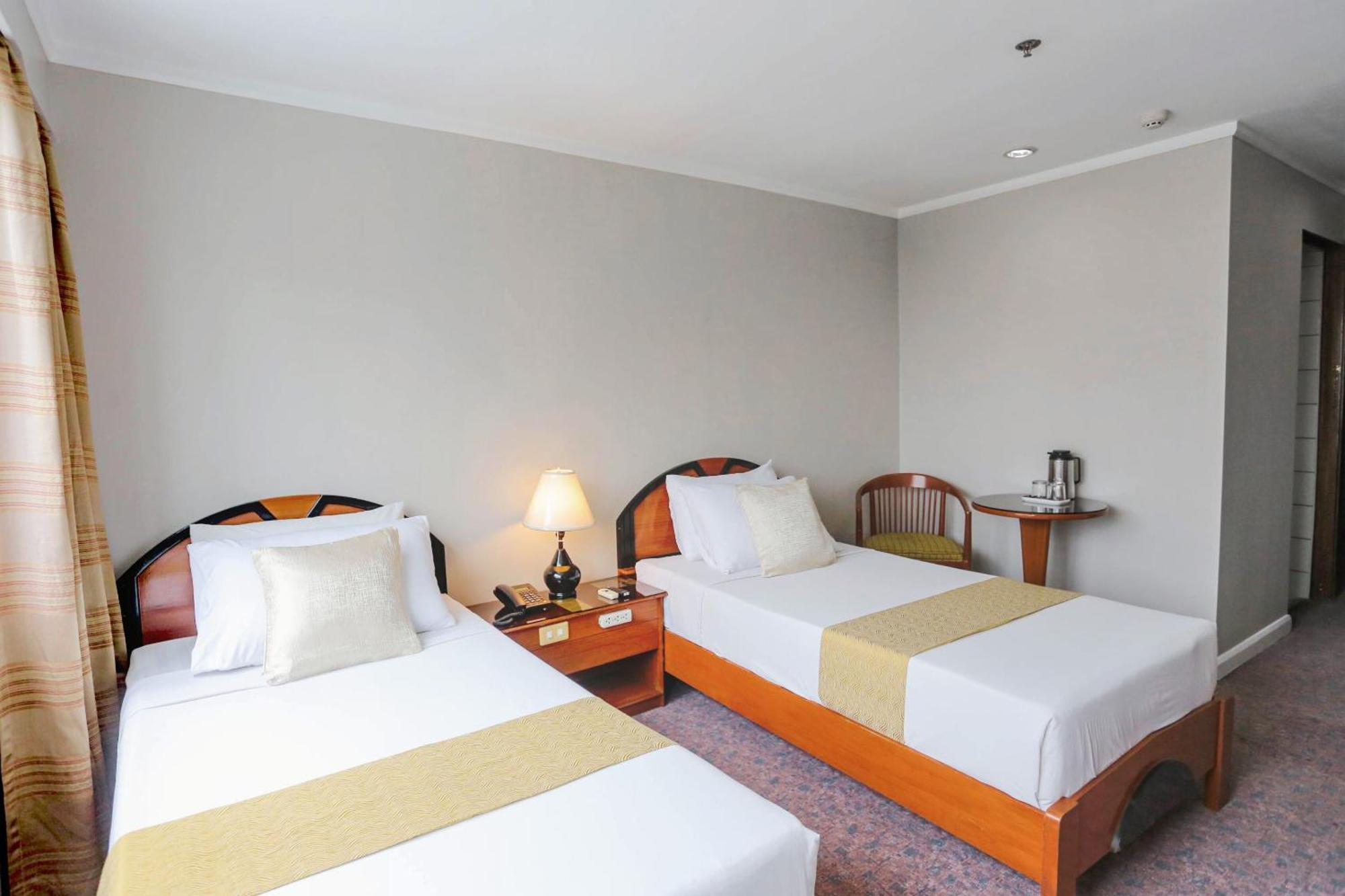 Holiday Plaza Hotel - Себу Экстерьер фото