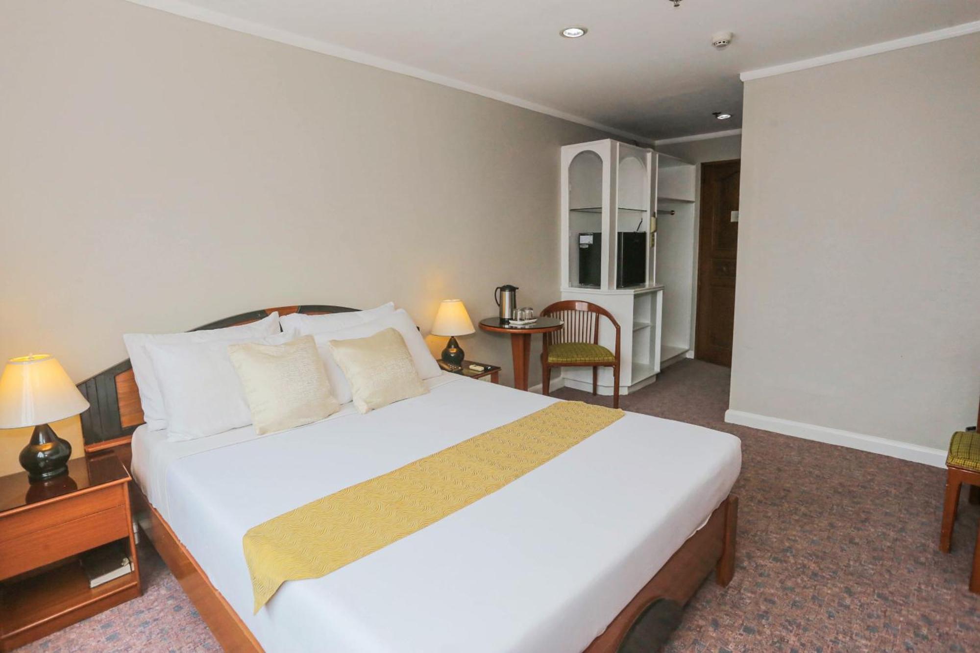 Holiday Plaza Hotel - Себу Экстерьер фото
