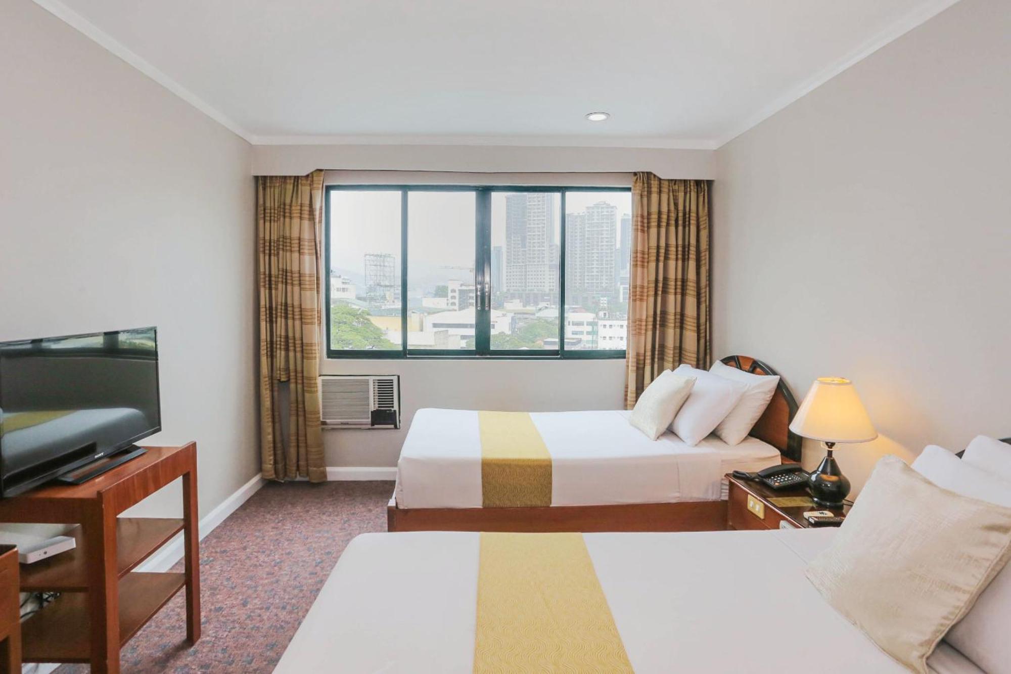 Holiday Plaza Hotel - Себу Экстерьер фото