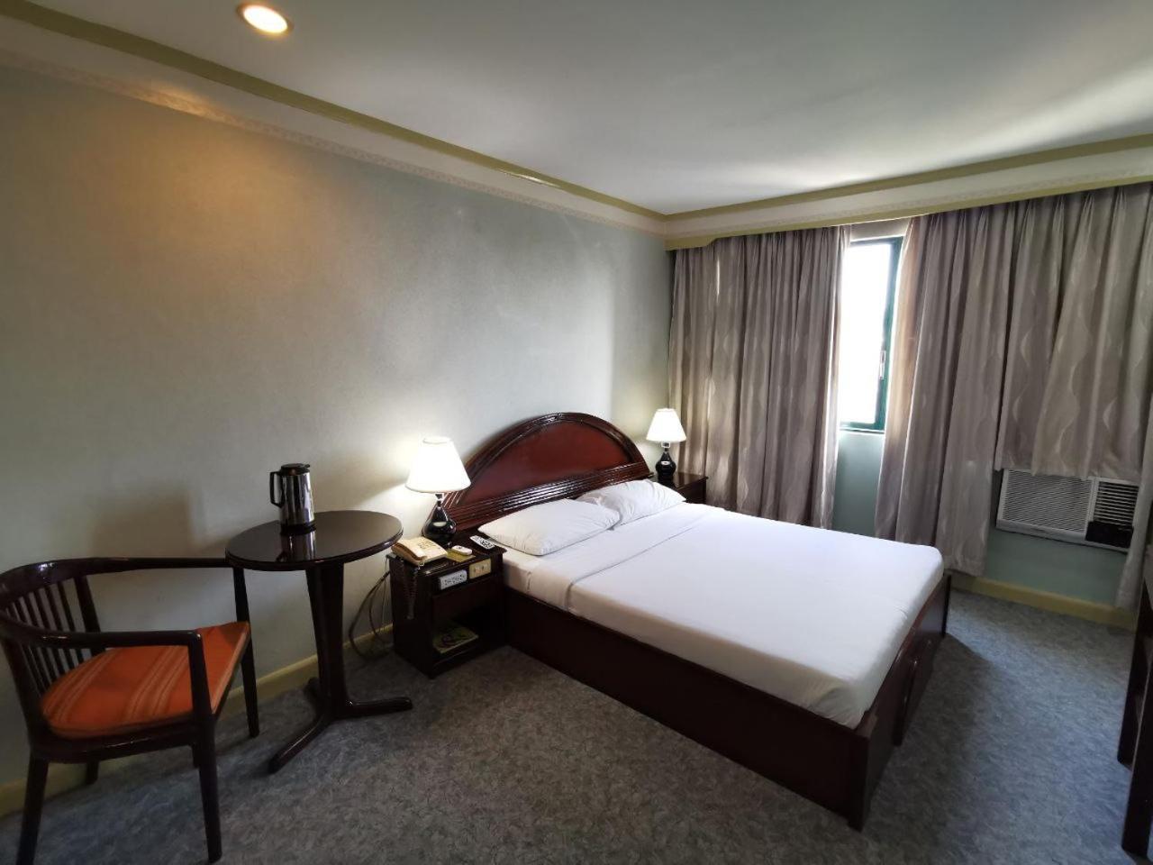 Holiday Plaza Hotel - Себу Экстерьер фото