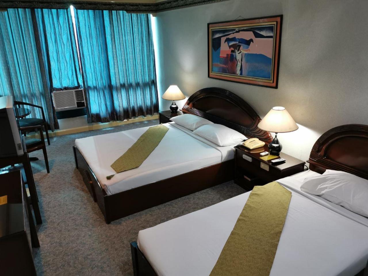 Holiday Plaza Hotel - Себу Экстерьер фото
